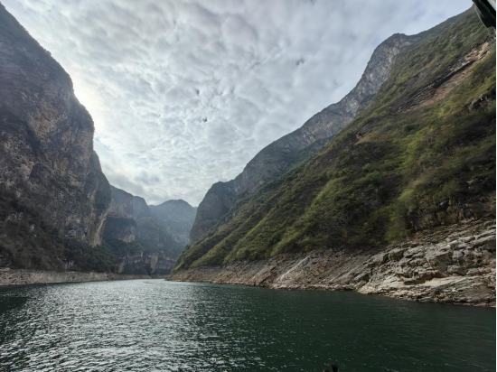 峭壁如削的峡谷